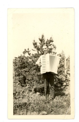 Uomo posa con fisarmonica - in,