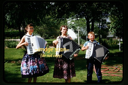 Donna con strumenti musicali - , a
