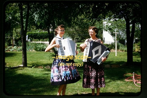 Donna con strumenti musicali - , a