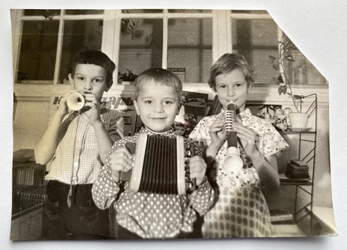 Bambini che giocano strumenti